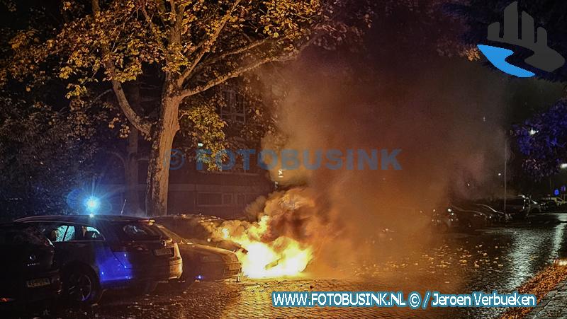 Twee auto’s zwaar beschadigd na autobrand op de Troelstraweg in Dordrecht