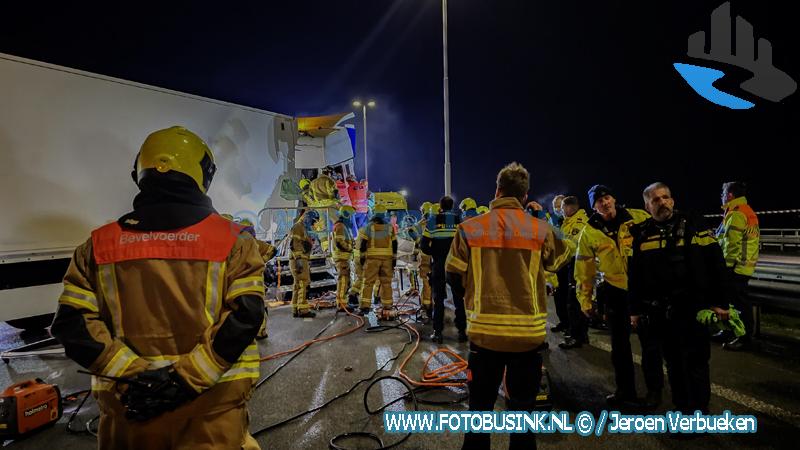 Ernstig ongeval met vrachtwagens op de Moerdijkbrug