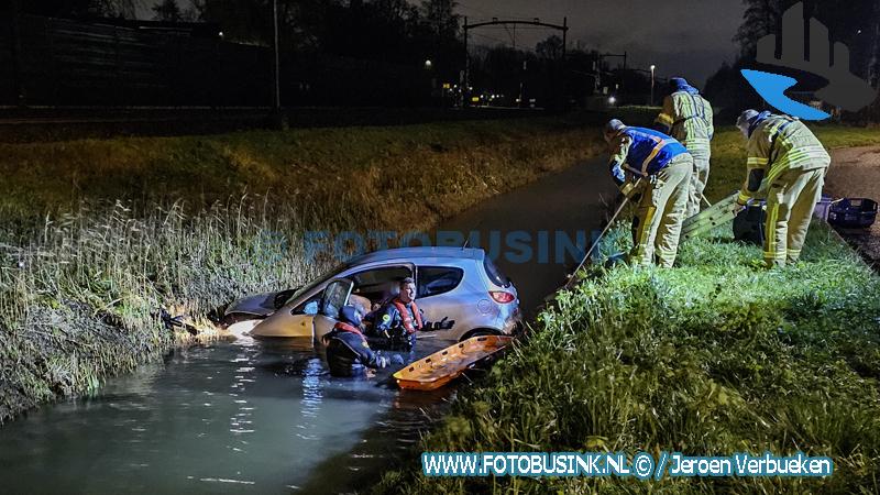 Duikers halen man uit te water geraakte auto op de Laan van Nieuw Groenhove in Dordrecht