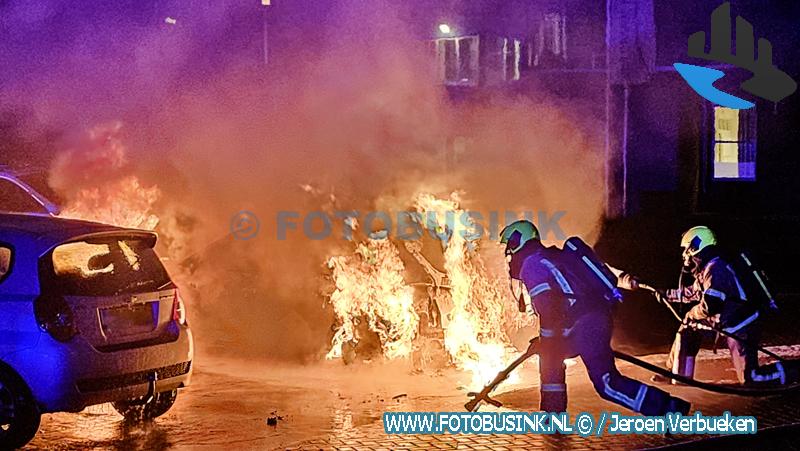 Auto verwoest door brand op het Selma Lagerlöf-erf in Dordrecht