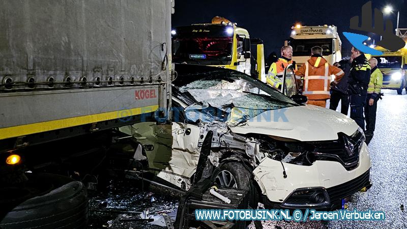 Twee auto's in puin na ongeval met vrachtwagen op de A16 bij Dordrecht