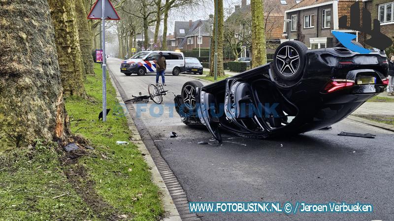 Auto rijdt fietser aan, klapt tegen boom en belandt vervolgens op zijn kop op de Dubbelsteynlaan-West in Dordrecht