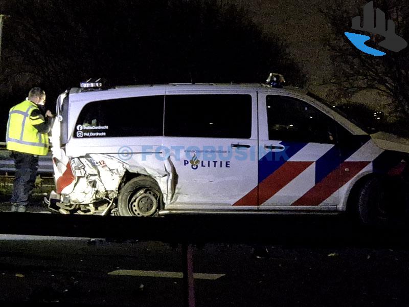 Politiebus aangereden door onoplettende bestuurder op de N3 in Dordrecht