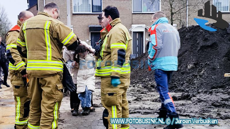 Kindje vast in het drijfzand aan het Mendelssohnplantsoen in Zwijndrecht