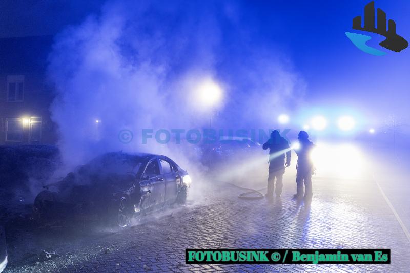 Auto verwoest door brand aan het Mina Krüseman-erf in Dordrecht