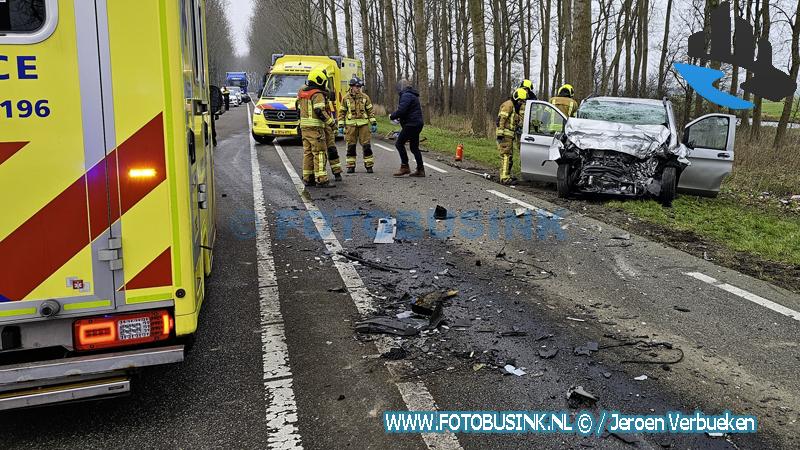 Frontale botsing tussen cementwagen en een busje op de N214 bij Wijngaarden