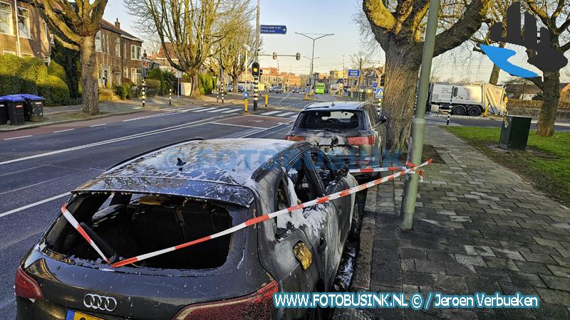 Twee auto zwaar beschadigd na brand aan de Krommedijk in Dordrecht