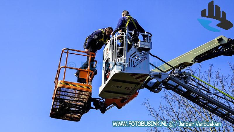 Brandweer redt twee personen uit hoogwerker op de Slangenburg in Dordrecht