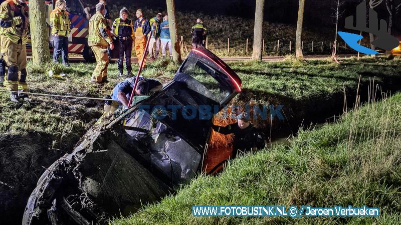 Auto met drie inzittenden te water op de Nieuwe Merwedeweg in Dordrecht