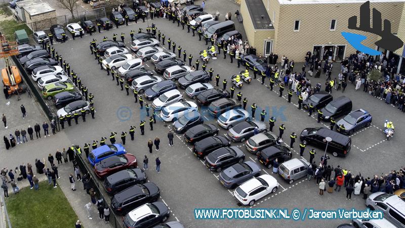Tientallen politieagenten houden erehaag bij de Al Fath-moskee voor overleden vriend en collega