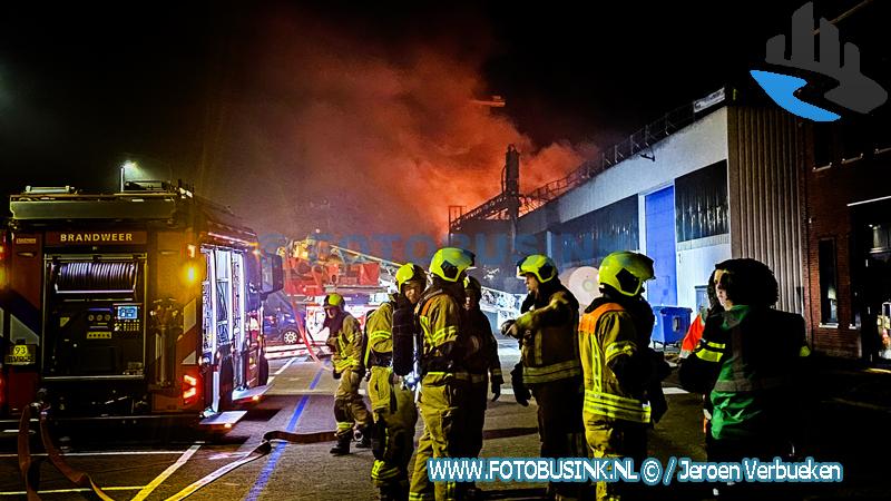 Zeer grote uitslaande brand bij bedrijf aan de Baanhoekweg in Dordrecht