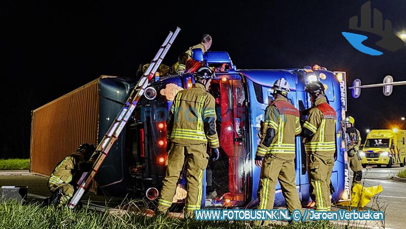 Vrachtwagen op zijn kant op de N3 naar de oprit van de A15 in Papendrecht