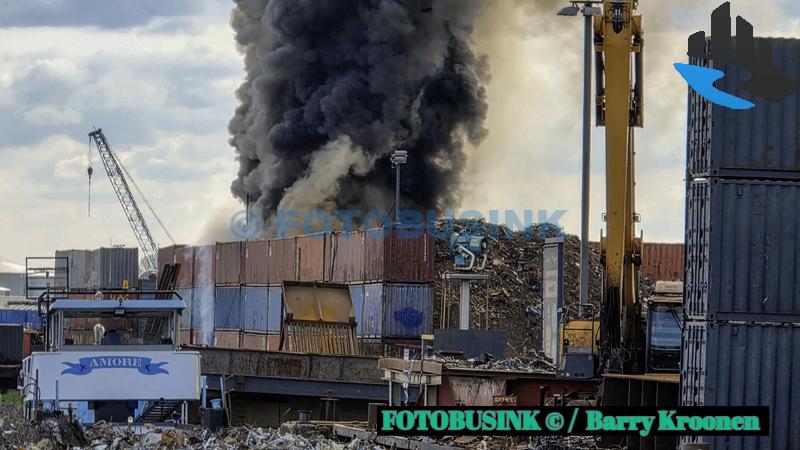 Grote brand bij een metaalverwerkingsbedrijf aan de Van Leeuwenhoekweg in Dordrecht