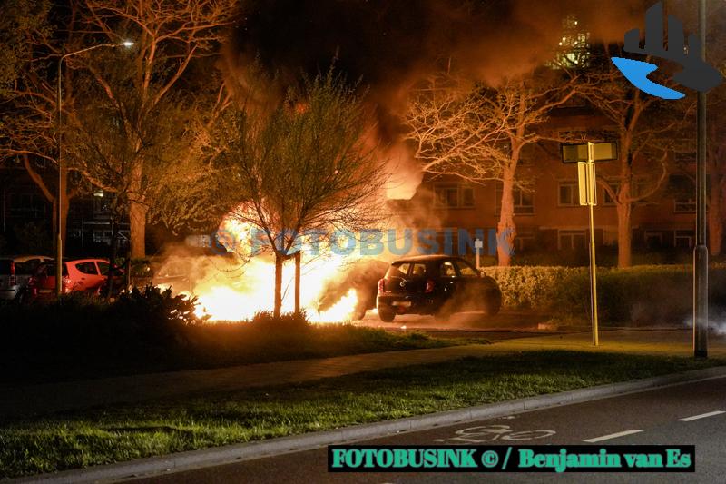 Twee auto's verwoest door brand aan de Cornelis Evertsenstraat in Dordrecht
