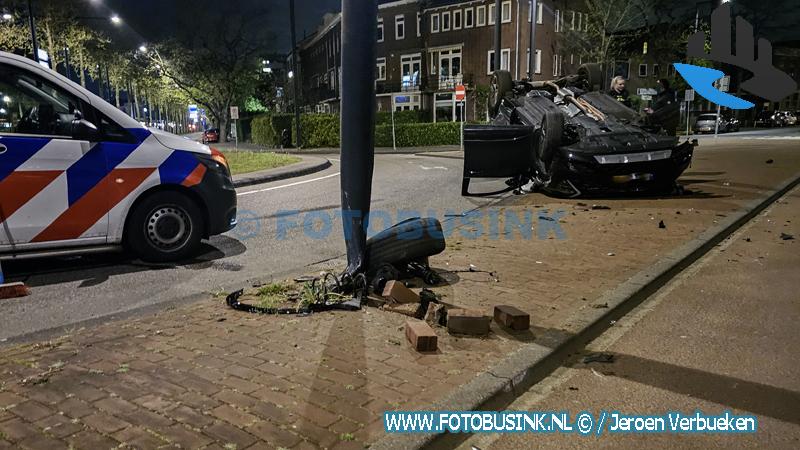Auto klapt tegen lantaarnpaal en belandt op zijn kop Bestuurder aangehouden voor rijden onder invloed