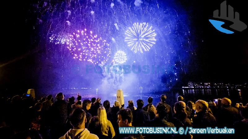 Honderden mensen genoten op Koningsdag langs de kade van het vuurwerk