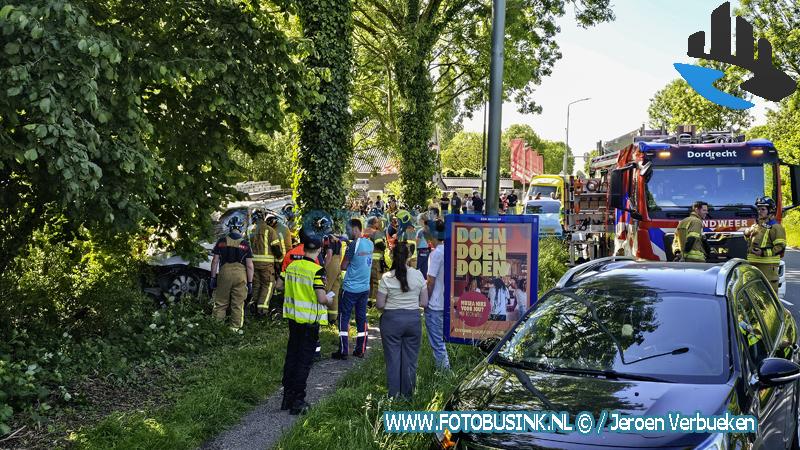 Bestuurder bedrijfsbus botst frontaal op boom op de Provincialeweg in Dordrecht