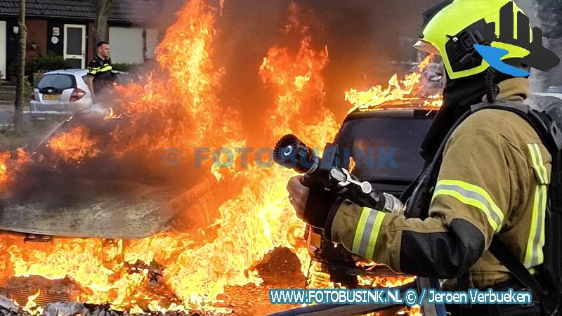 Vlammenzee verwoest meerdere auto's op parkeerplaats aan de Assumburg in Dordrecht