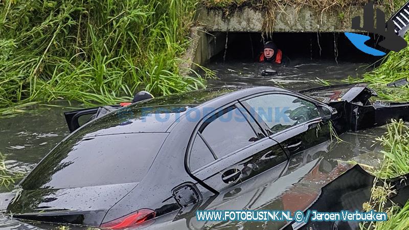 Auto met twee inzittenden te water bij afrit N3 in Dordrecht