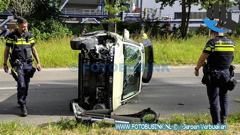 Auto klapt tegen lantaarnpaal en belandt op zijkant op Baanhoekweg in Dordrecht