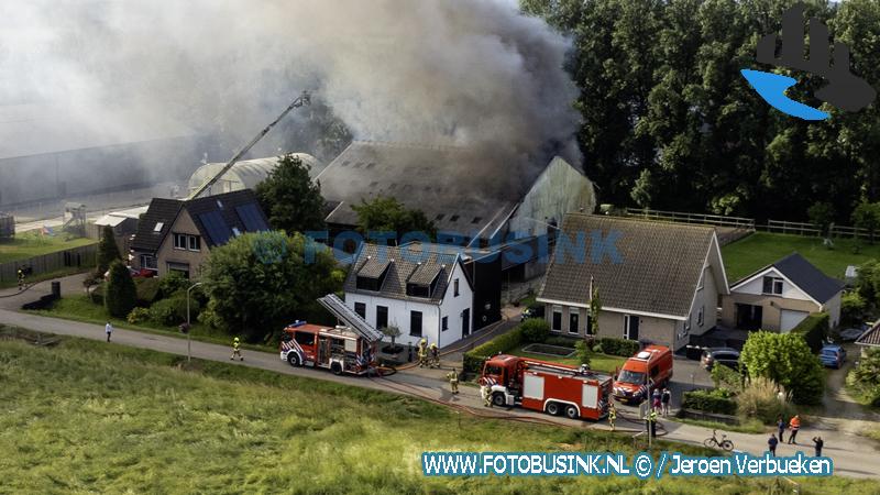 Grote schuurbrand met hooi aan de Boendersweg in ’s-Gravendeel
