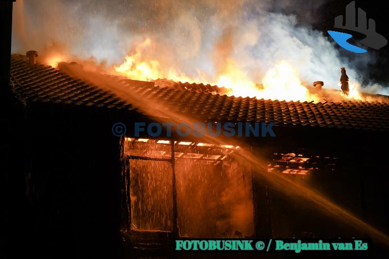 Felle brand na explosie verwoest woning aan de Vincent van Goghlaan in Papendrecht