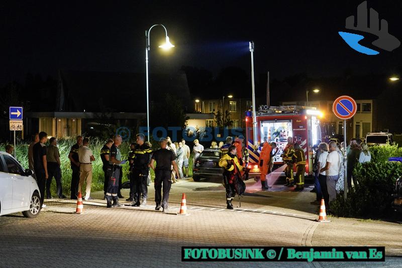 Auto te water aan de Prins Bernhardstraat in Heerjansdam