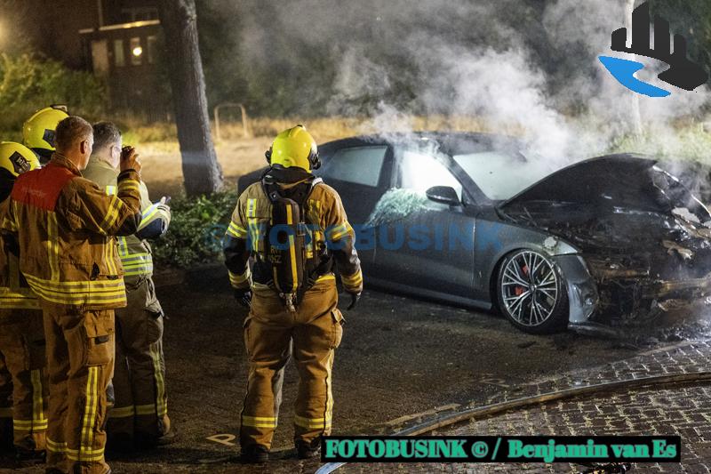 Geparkeerde auto zwaar beschadigd door brand op parkeerterrein Nagtegaalplaats in Dordrecht