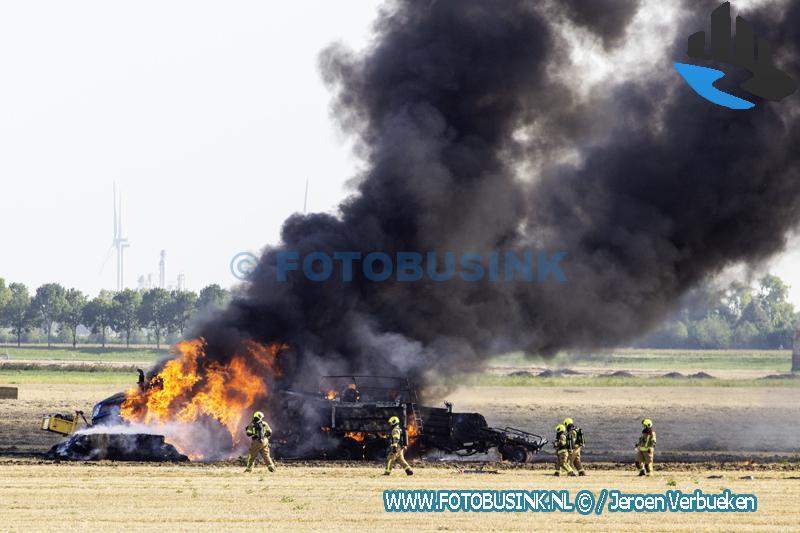 Tractor en balenpers volledig uitgebrand in weiland Strijen