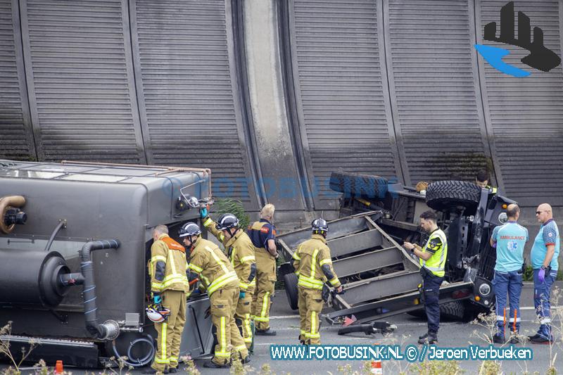 Auto met Foodtruck kantelt na ongeval op A16 bij Dordrecht