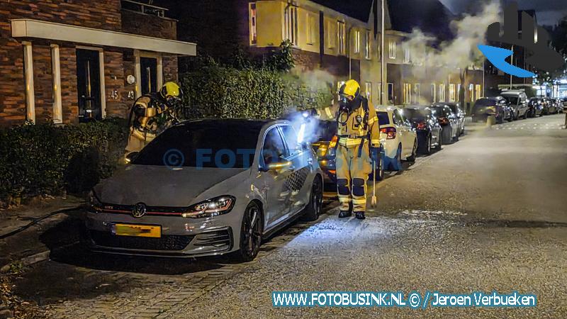 Auto zwaar beschadigd na brand op de Jacob van Lennepstraat in Dordrecht