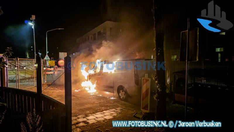 Bedrijfsbus verwoest door felle brand in Dordrecht
