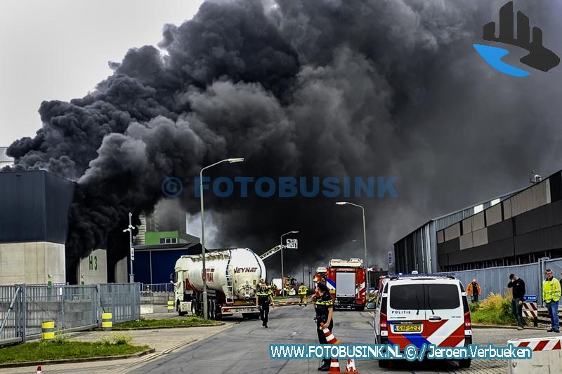 Zeer grote brand in opslaghal aan Kreekweg in Dordrecht