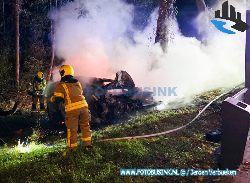 Busje compleet verwrongen, verwoest en uitgebrand na ernstig eenzijdig ongeval op N214 bij Wijngaarden