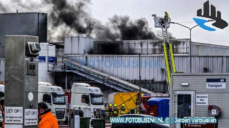 Grote brand bij composteerbedrijf CNC aan de Orionweg in Moerdijk