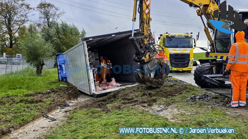 Vrachtwagen met varkensvlees kantelt op Wieldrechtse Zeedijk in Dordrecht