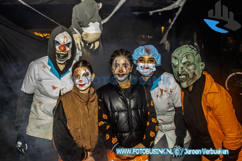 Jeugd geniet van griezelige Halloweentocht in Dordtse Weizigtpark