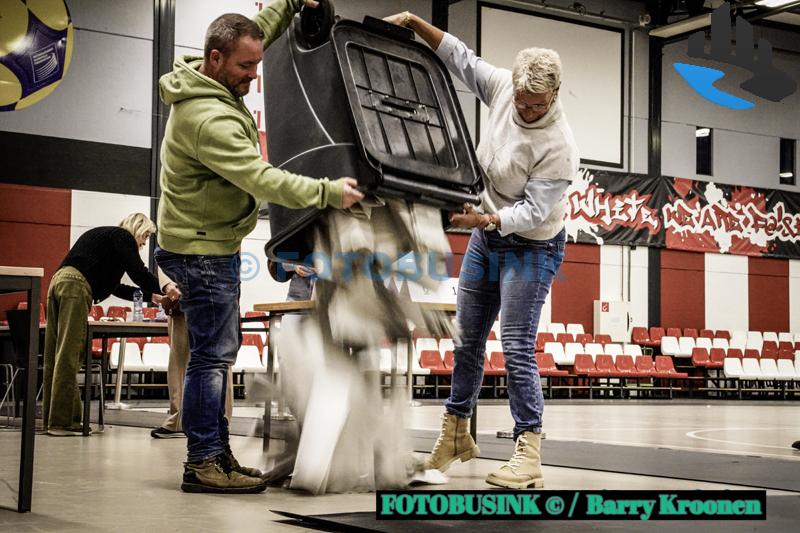 Telling van de stembiljetten in Deetoshal in Dordrecht