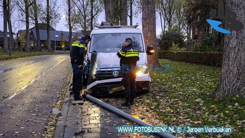 Bestelbus ramt lantaarnpaal: bestuurder lichtgewond aan de Dubbelsteynlaan oost in Dordrecht