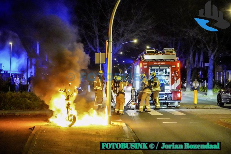 Scooter brandt volledig uit aan de Stationsweg in Sliedrecht