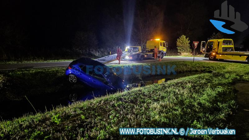 Bestuurster ongedeerd nadat auto te water raakt in Papendrecht