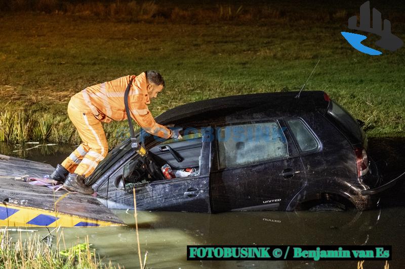 Auto te water langs de N216 in Groot-Ammers: geen gewonden