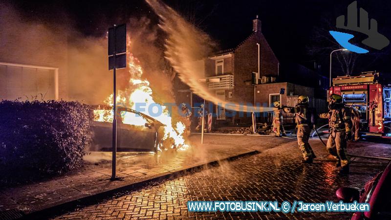 Vuurzee na explosie auto in Zwijndrecht aan de Prinses Margrietstraat in Zwijndrecht