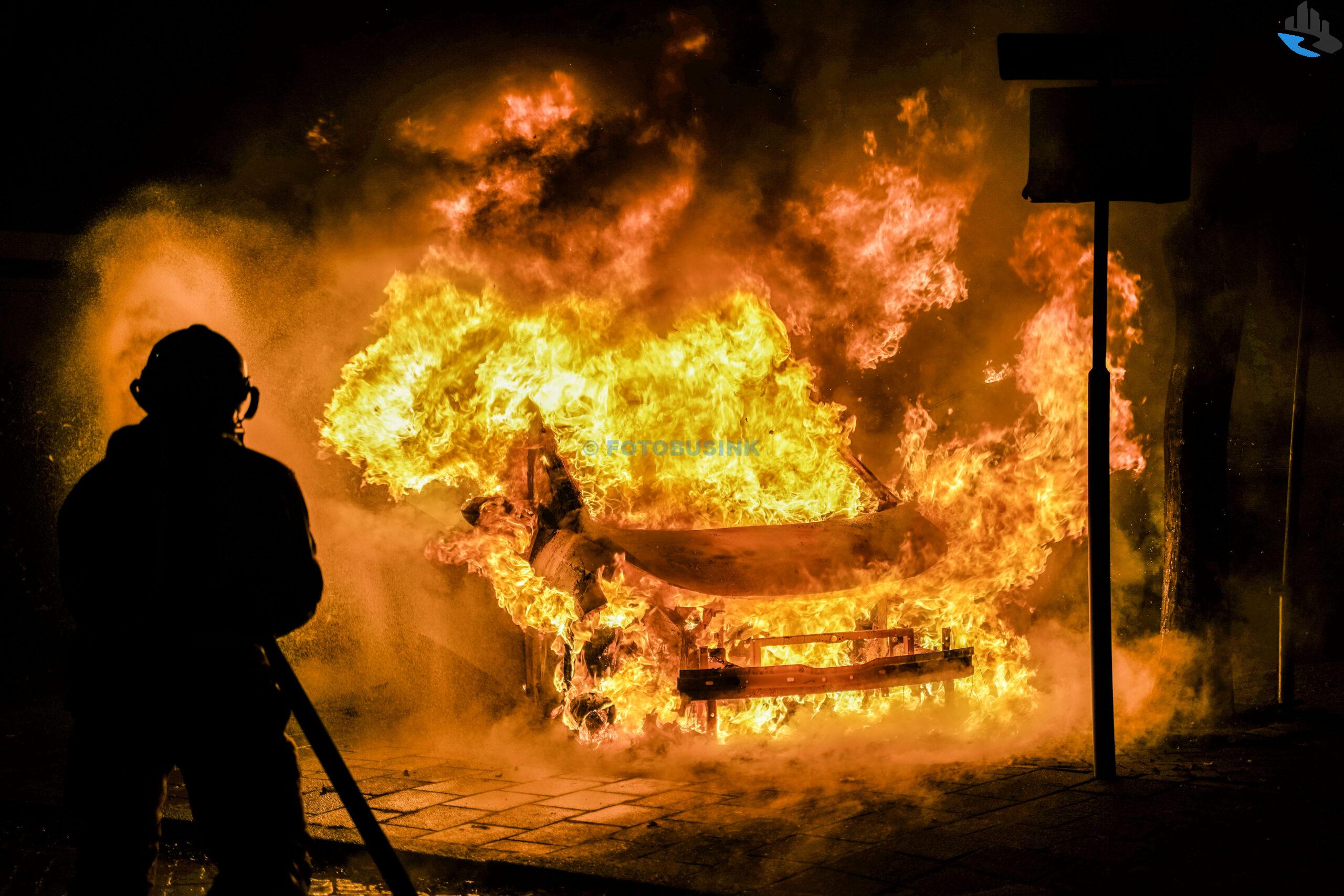 Vuurzee na explosie auto in Zwijndrecht aan de Prinses Margrietstraat in Zwijndrecht