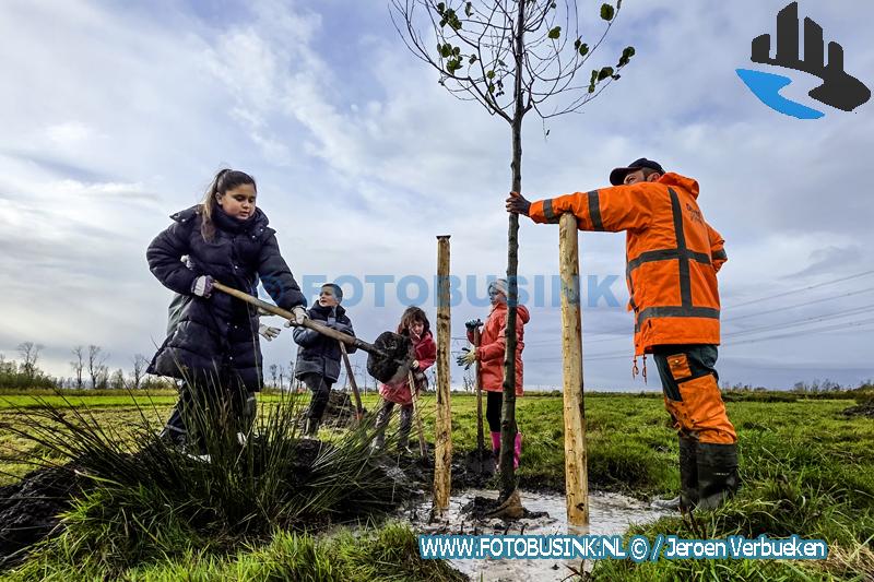 Video- Dordtse leerlingen planten bomen tijdens Boomfeestdag bij de Bezinkplas