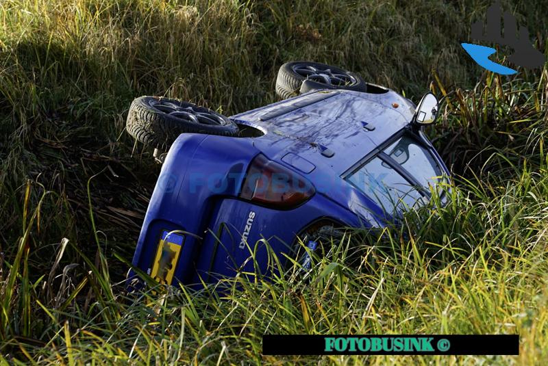 Auto belandt op zijn kant in sloot op de Randweg in Strijen