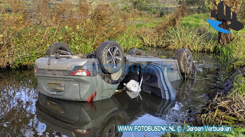 Auto belandt op zijn kop in sloot aan de Wilgenweg in Groot-Ammers