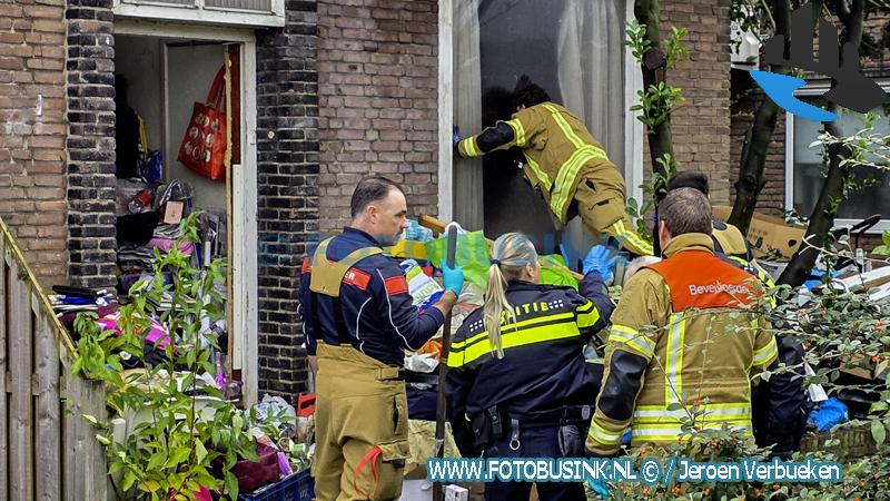 Hulpdiensten lange tijd bezig om bewoner van de Nijhofflaan te bereiken, Brandweer zaagt deur eruit