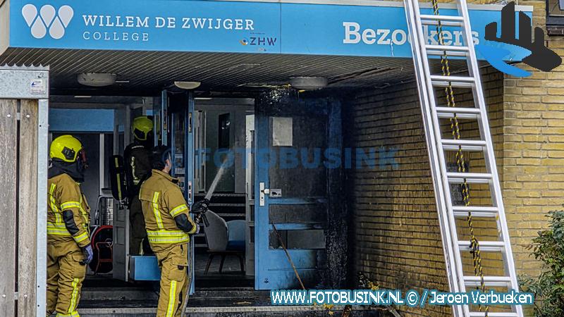 Brand gesticht bij voordeur Willem de Zwijgercollege in Papendrecht