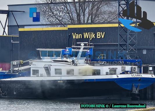 Brand op binnenvaartschip in de Biesboschhaven Noord in Werkendam